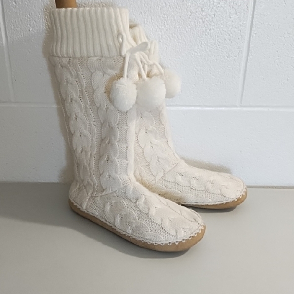 Old Navy Cream Cozy Cable-Knit Slippers - Picture 1 of 8